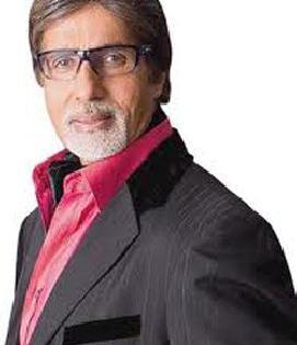 Bachchan family plays in color! | बच्चन कुटुंब रंगले खेळात!