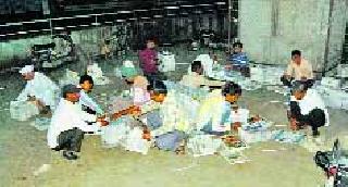 Paper vendors always have trouble working hard | पेपर विक्रेत्यांची नेहमीच येते पहाट कष्टाची Paper vendors always have trouble working hard | पेपर विक्रेत्यांची नेहमीच येते पहाट कष्टाची