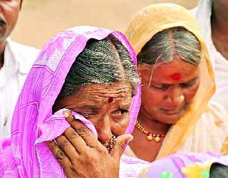 Akhhe village has become desodhodila! | अख्खे गाव लागले देशोधडीला!