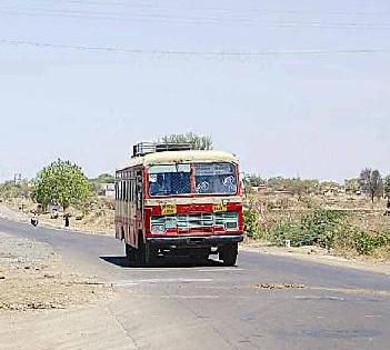 Students are missing the bus service | बससेवा नसल्याने विद्यार्थ्यांचे हाल