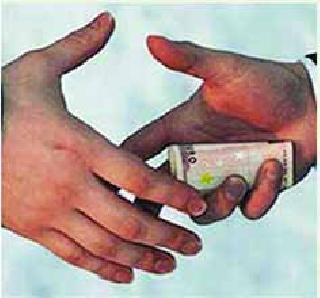 The magistrates looted the bribe | मंडलाधिकारी ढेरे लाचलुचपत पथकाच्या जाळ्यात