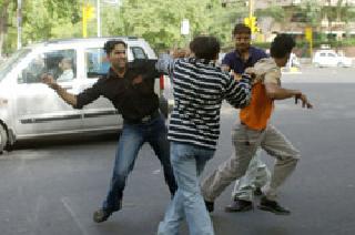 Marathi youth beat up in Gujarat! | मराठी तरुणांना गुजरातमध्ये मारहाण!