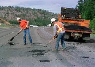 Work on the potholes on the highway continues | महामार्गावरील खड्डे भरण्याचे काम सुरू