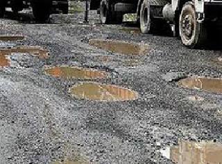 ठेकेदारावर गुन्हा दाखल करा