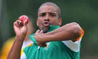 Philander was fined after midfield | चेंडू कुरतडल्यामुळे फिलँडरला दंड