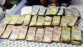 9 2.75 lakh cash seized from Additional Tribal Commissioner | अपर आदिवासी आयुक्तांकडून रोख ९२.७५ लाख जप्त 9 2.75 lakh cash seized from Additional Tribal Commissioner | अपर आदिवासी आयुक्तांकडून रोख ९२.७५ लाख जप्त