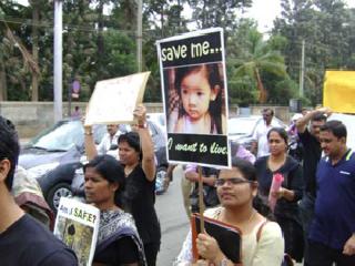 The mute morale in Bengaluru rape case | बलात्कारप्रकरणी बंगळुरात मूक मोर्चा