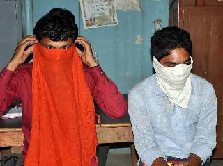 Three youths detained while carrying out pornographic acts | अश्लील चाळे करताना तीन युवक ताब्यात