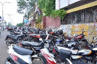 Akola Municipal workers are on the road to vehicles | अकोला मनपा कर्मचार्‍यांची वाहने रस्त्यावर