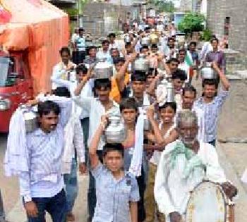 Sawdes are put on fire for rain | पावसासाठी देवाला घातले साकडे