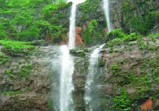 Attraction of tourists due to Morozhot waterfalls | मोरझोत धबधबा ठरतोय पर्यटकांचे आकर्षण