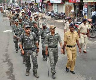 Police trail on Id's background | ईदच्या पृष्ठभूमीवर पोलिसांचे पथसंचलन Police trail on Id's background | ईदच्या पृष्ठभूमीवर पोलिसांचे पथसंचलन