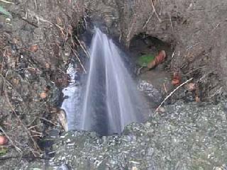 Pipeline Liquidators supply water to Shirapur | शिरपूरला पाणी पुरवठा करणारी पाईप लाईन लिकेज
