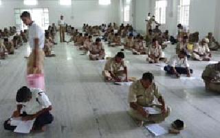 Constable recruitment | कॉन्स्टेबल भरती लेखी परीक्षेत एकाला भोवळ Constable recruitment | कॉन्स्टेबल भरती लेखी परीक्षेत एकाला भोवळ