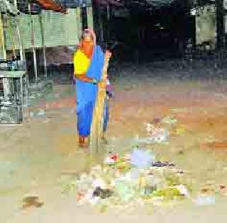 Cleanliness workers 'rounding' dawn ... | सफाई कामगारांची ‘गोलाई’तील पहाट... Cleanliness workers 'rounding' dawn ... | सफाई कामगारांची ‘गोलाई’तील पहाट...