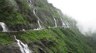 The Malshej Ghat has flourished with tourists | माळशेज घाट पर्यटकांनी बहरला The Malshej Ghat has flourished with tourists | माळशेज घाट पर्यटकांनी बहरला
