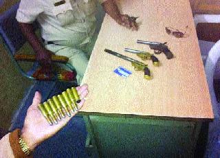 Firing on petrol pump in Kedugaon | केडगावच्या पेट्रोल पंपावर गोळीबार