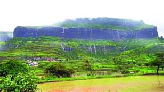 Hail Breaks: | पहाडाला फुटले पाझर :