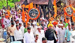 Shikshatra Waki, a social activist who participated in the Ramdev Bhawan Shani Dev, was accompanied by Sukdev Maharaj. Niphad along with Shalbakha of Aurangabad district. | श्रीक्षेत्र वाकी ते राक्षसभुवन शनिदेव पदयात्रेत सहभागी झालेले समाजप्रबोधनकार सुकदेव महाराज.समवेत निफाड व औरंगाबाद जिल्ह्यातील शनिभक्त. Shikshatra Waki, a social activist who participated in the Ramdev Bhawan Shani Dev, was accompanied by Sukdev Maharaj. Niphad along with Shalbakha of Aurangabad district. | श्रीक्षेत्र वाकी ते राक्षसभुवन शनिदेव पदयात्रेत सहभागी झालेले समाजप्रबोधनकार सुकदेव महाराज.समवेत निफाड व औरंगाबाद जिल्ह्यातील शनिभक्त.