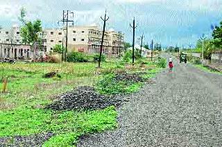 The work of the road is partially off leaving the contractor missing | रस्त्याचे काम अर्धवट सोडून ठेकेदार गायब The work of the road is partially off leaving the contractor missing | रस्त्याचे काम अर्धवट सोडून ठेकेदार गायब