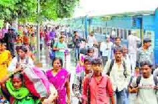The dawn of passengers on the train station | रेल्वेस्थानकावरील प्रवाशांची पहाट The dawn of passengers on the train station | रेल्वेस्थानकावरील प्रवाशांची पहाट