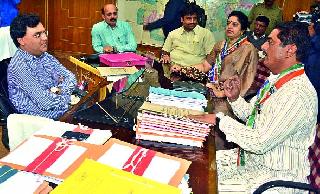 The Mayor took the Commissioner's side | महापौरांनी घेतली आयुक्तांची बाजू The Mayor took the Commissioner's side | महापौरांनी घेतली आयुक्तांची बाजू