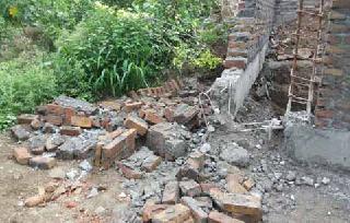 The wall of the temples of the temple is only due to short rains | अल्प पावसानेच समाज मंदिराची खचली भिंत