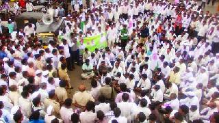 Stop the indirect way of the onion growers | कांदा उत्पादकांचा राहुरीत रास्ता रोको