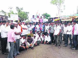 Stop the path of Bodh Gaya for the purpose of reservation | तलाठ्यासाठी बोधेगावात रास्ता रोको