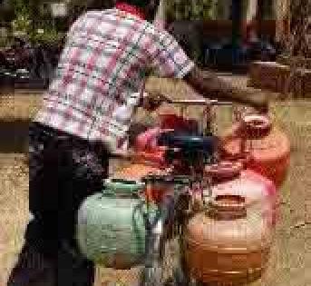 Thirabhamastas see scarcity of the people | तेर ग्रामस्थांना टंचाईच्या झळा Thirabhamastas see scarcity of the people | तेर ग्रामस्थांना टंचाईच्या झळा
