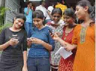 Mobile ban on Thab! | मोबाईल बंदी धाब्यावर ! Mobile ban on Thab! | मोबाईल बंदी धाब्यावर !