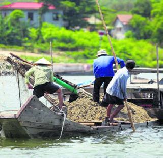 Time for starvation for sand professionals | वाळू व्यावसायिकांवर उपासमारीची वेळ