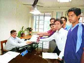 The colleges have forgotten to set up a national anthem | महाविद्यालयांना राष्ट्रगीताचे फलक लावण्याचा विसर The colleges have forgotten to set up a national anthem | महाविद्यालयांना राष्ट्रगीताचे फलक लावण्याचा विसर