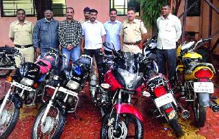 Ambad Police: The seized cash of Rs | अंबड पोलीस : पावणेतीन लाखांचा ऐवज जप्त Ambad Police: The seized cash of Rs | अंबड पोलीस : पावणेतीन लाखांचा ऐवज जप्त