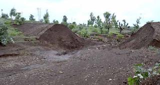 The forest section of the forest is broken | वनविभागाचा मातीबंधारा फुटला The forest section of the forest is broken | वनविभागाचा मातीबंधारा फुटला