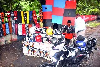 Vehicle Holders' Rush for Sitterover, Madflap | सीटकव्हर, मडफ्लॅपसाठी वाहनधारकांची गर्दी Vehicle Holders' Rush for Sitterover, Madflap | सीटकव्हर, मडफ्लॅपसाठी वाहनधारकांची गर्दी