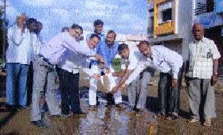 Dyatarasanan inserted in the image of the CEO! | सीओंच्या प्रतिमेला घातले गटारस्नान !