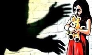Eight-year-old girl gang rape | आठ वर्षाच्या मुलीवर सामूहिक बलात्कार Eight-year-old girl gang rape | आठ वर्षाच्या मुलीवर सामूहिक बलात्कार