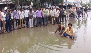 Pavement on the mazaret street | मेहकरात रस्त्यावर खड्डे