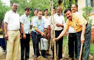 A thousand trees to be transported to the police headquarters on the railway track | लोहमार्ग पोलीस मुख्यालयात लावणार एक हजार झाडे