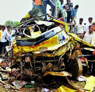 20 students crush rail and die | 20 विद्यार्थ्यांचा रेल्वेखाली चिरडून मृत्यू 20 students crush rail and die | 20 विद्यार्थ्यांचा रेल्वेखाली चिरडून मृत्यू