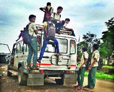 School collapses, car rages: | शाळा सुटली, गाडी हुकली :