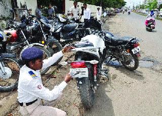Police brigade to break the rules | नियम मोडणाऱ्यांना पोलिसांचा चाप Police brigade to break the rules | नियम मोडणाऱ्यांना पोलिसांचा चाप