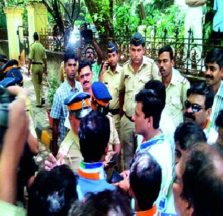 Earnings before the Commissioner's bungalow | आयुक्त बंगल्यासमोर कमाई