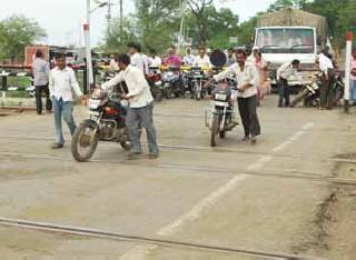 Railway's life-size 'crossing' | रेल्वेची जीवघेणी ‘क्रॉसिंग’