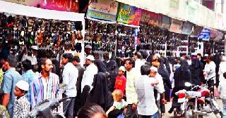 The crowd in the market for the Malegaon Ramjana | मालेगावी रमजाननिमित्त बाजारपेठेत गर्दी The crowd in the market for the Malegaon Ramjana | मालेगावी रमजाननिमित्त बाजारपेठेत गर्दी