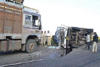 Two Truck Shocks | दोन ट्रकची धडक