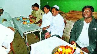 Integrity message from Iftar party | इफ्तार पार्टीतून एकात्मतेचा संदेश Integrity message from Iftar party | इफ्तार पार्टीतून एकात्मतेचा संदेश