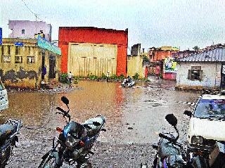 Disadvantages of passengers due to water logging in Ojhar bus stand | ओझर बसस्थानकात पाणी साचल्याने प्रवाशांची गैरसोय Disadvantages of passengers due to water logging in Ojhar bus stand | ओझर बसस्थानकात पाणी साचल्याने प्रवाशांची गैरसोय