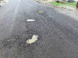 Eleven crore rupees have been crumbled in the month | अकरा कोटींचा रस्ता महिन्यातच उखडला Eleven crore rupees have been crumbled in the month | अकरा कोटींचा रस्ता महिन्यातच उखडला